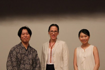 （左から）弁士の片岡一郎氏、ハウカンプ特別招へい講師、楽士の上屋安由美
