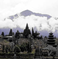 アグン山を背景にそびえるブカシ寺院