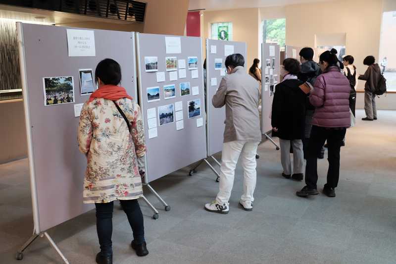 (写真)上映会に合わせて写真展「土砂と遺骨をつなぐ」も開催した