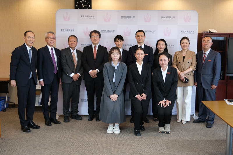 学長表敬訪問(右から4人目:吴 西安外大長、前列3名:プレゼンテーション大会の優勝・準優勝の学生、左から5人目:春名学長、左隣:三宅言語文化学部長、左から2番目:伊東祐郎名誉教授(一行と共に来訪)