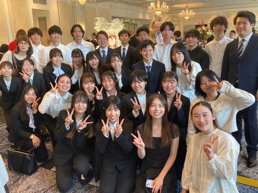 写真:ポーランド語専攻学生合唱団のメンバーとチャプレフスカ特任講師