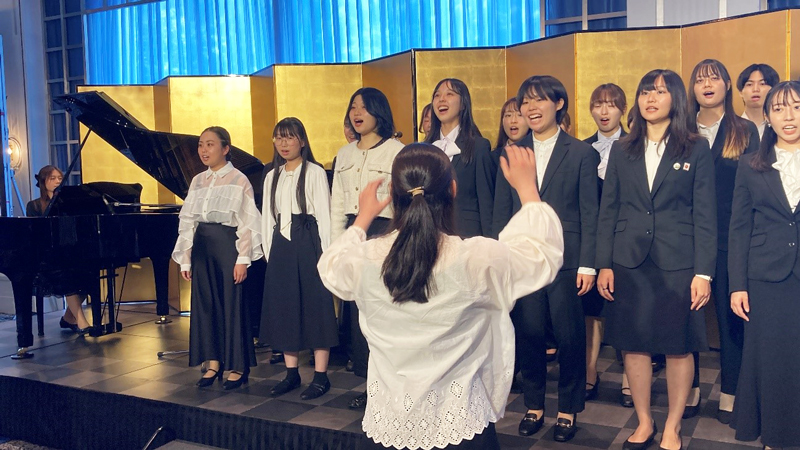 写真:ピアノもポーランド語専攻の学生が担当
