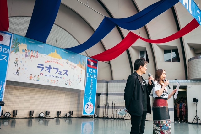 写真:司会を務めるラオス人大学院生(右)