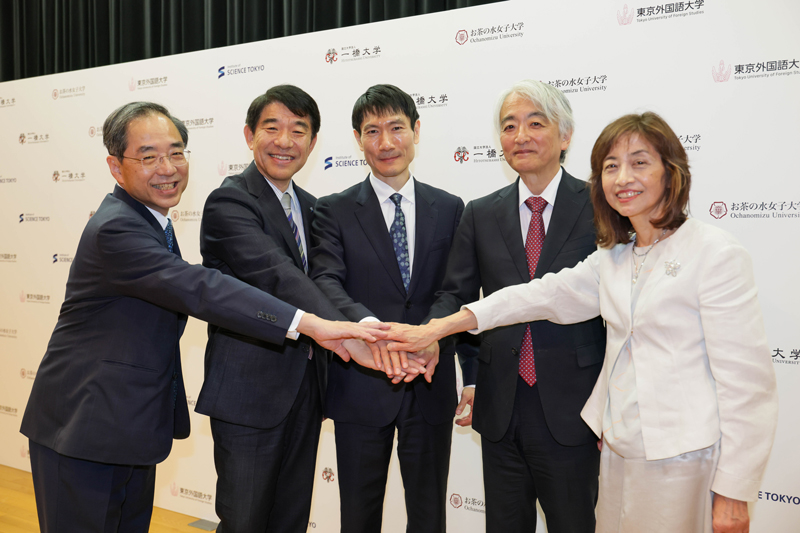 各大学の理事長・学長が円陣を組んでいる写真
