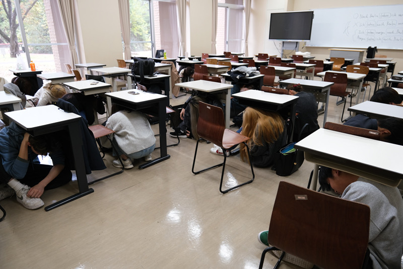 写真：シェイクアウト訓練の様子