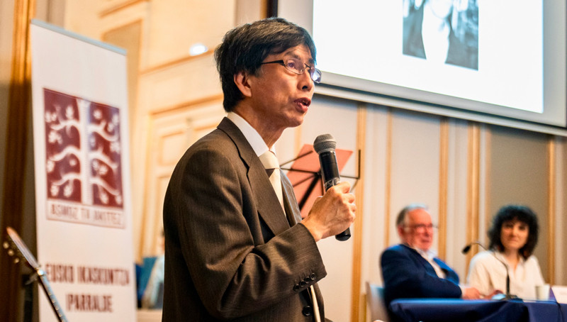 スピーチをする萩尾教授の写真