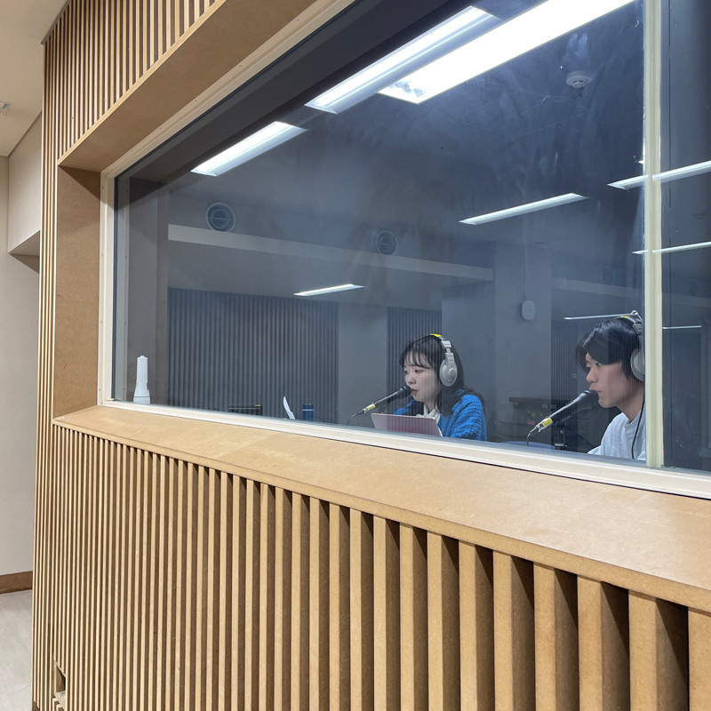 同時通訳する大学院生の写真