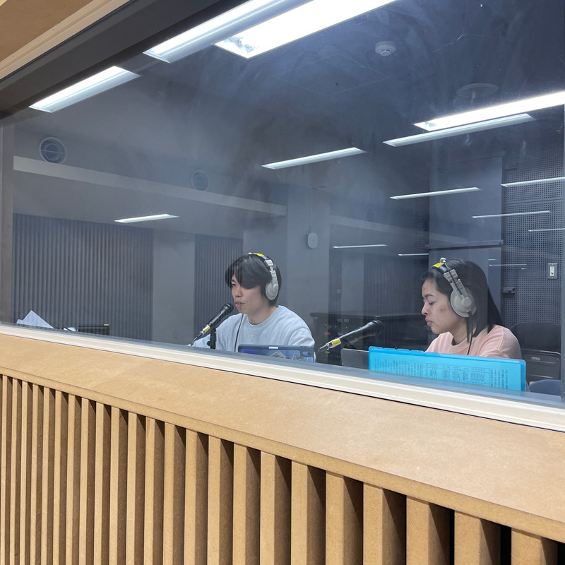 同時通訳する大学院生の写真