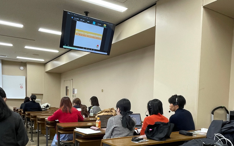 通訳を担当した大学院生の写真