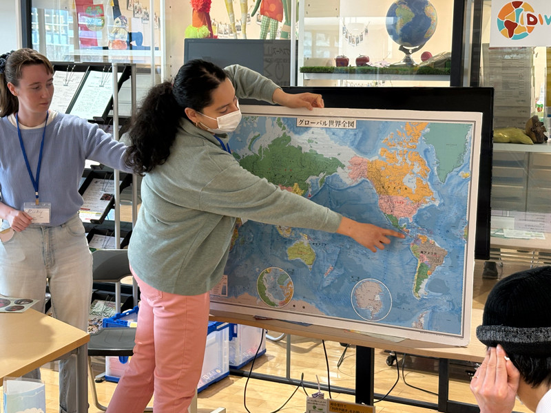 地図を指さし自己紹介する留学生