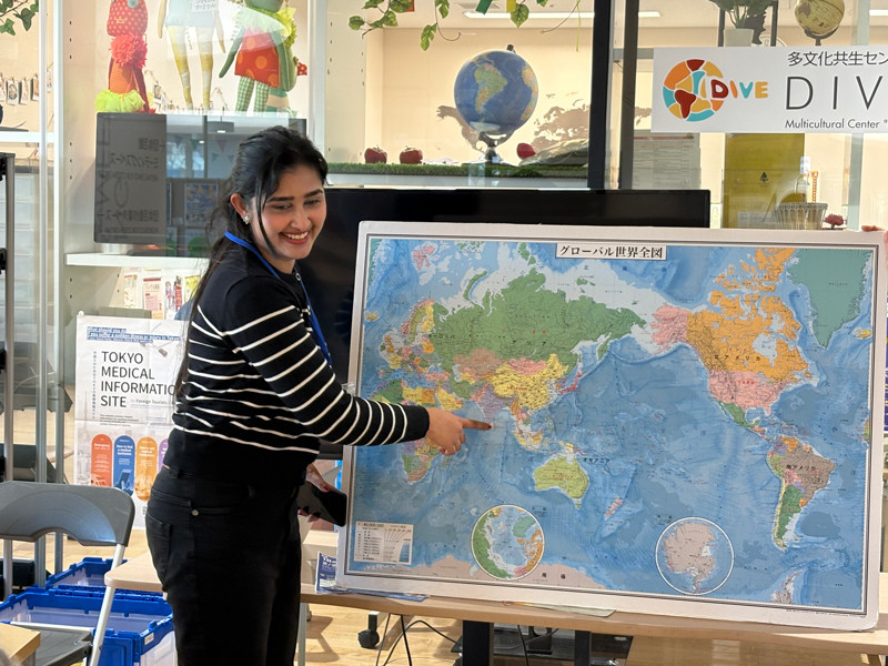 地図を指さし自己紹介する留学生