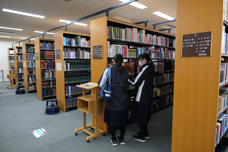 図書館見学の様子