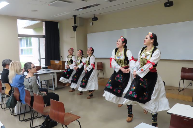 民族舞踊を披露する様子