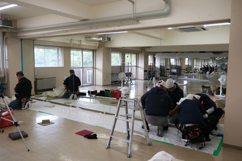 全面鏡の設置工事の様子
