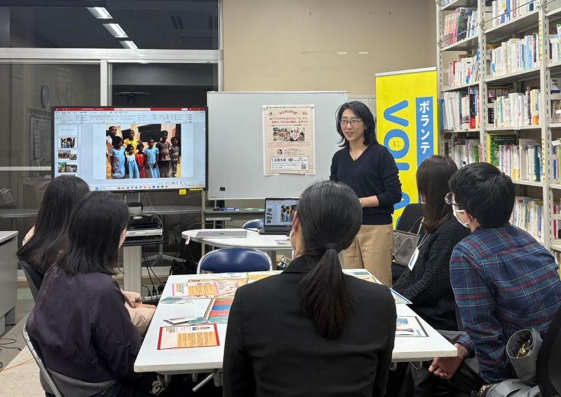 内田 智子さんと参加者の写真