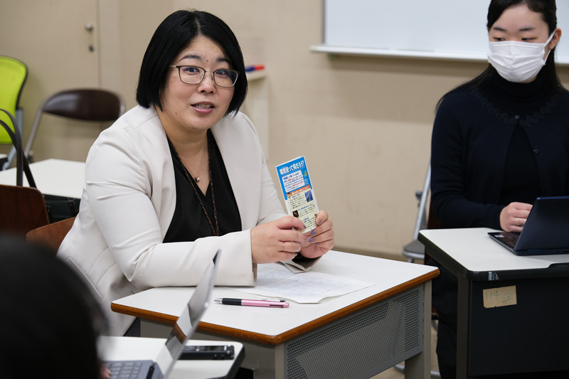 パンフレットを手に話す浜島さんの様子