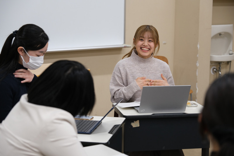インタビューをする学生