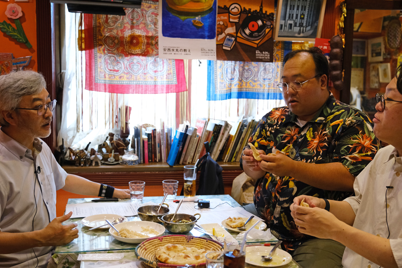 萬宮先生とママタルトが食事をしながら会話をしている写真