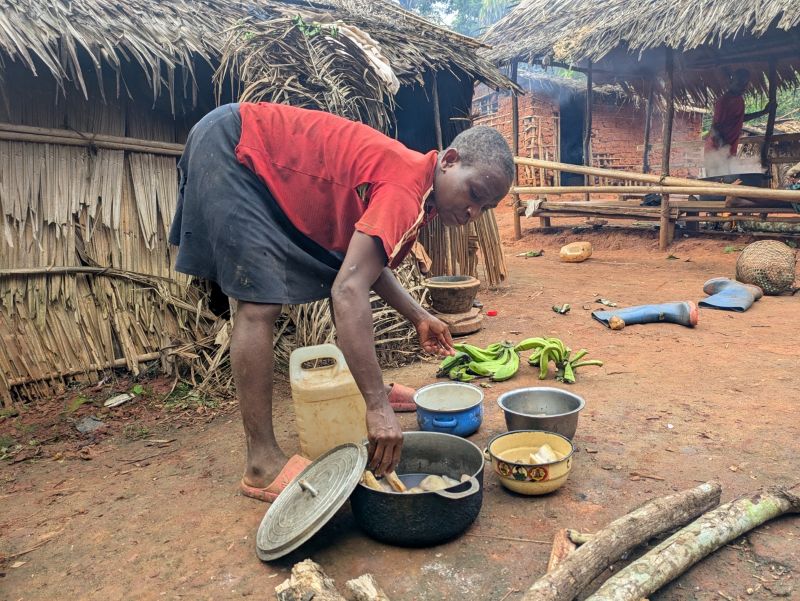容器に食料を仕分けて入れている女性