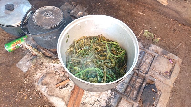 野菜の入った鍋とその隣に置かれたヤカン