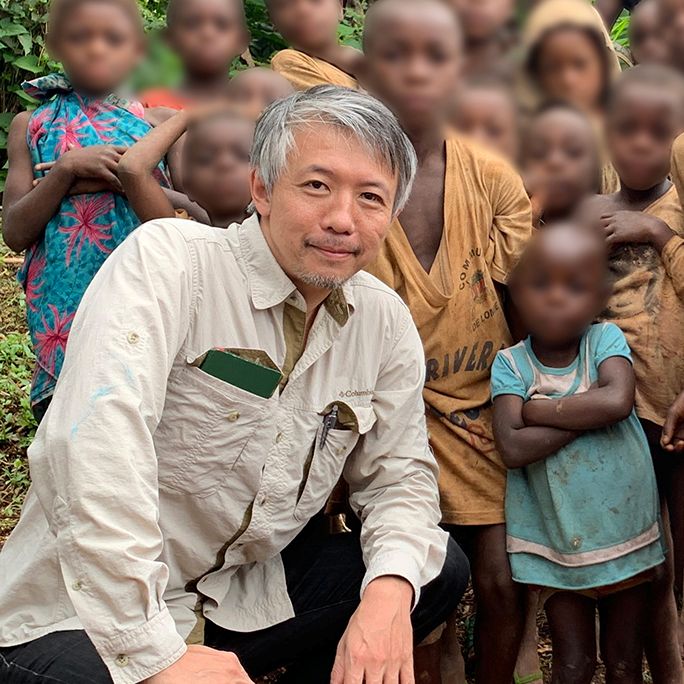 大勢の子供たちと山内氏
