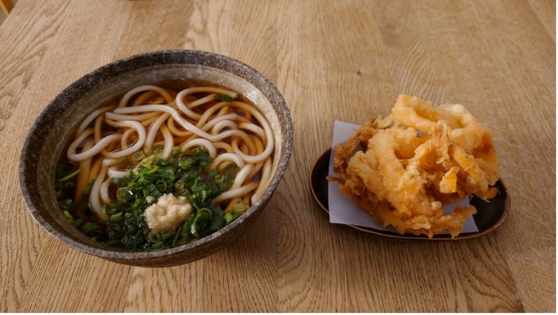 かけうどんとかき揚げの写真