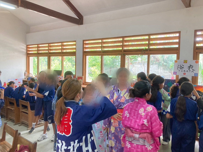 浴衣を着て祭り体験する様子