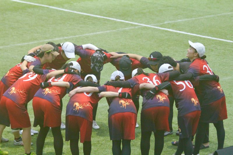 アルティメットの全国大会で仲間と円陣を組む様子