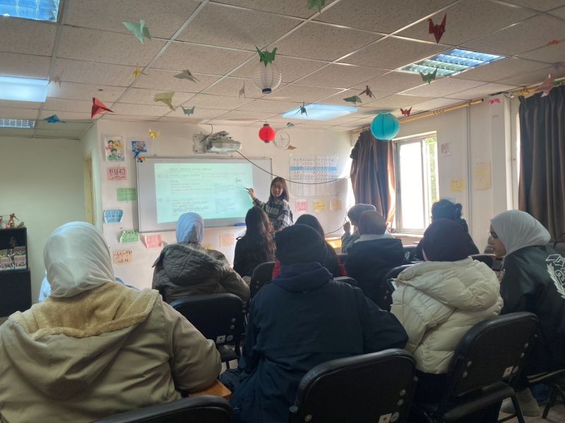 教鞭をとる金子瑠香さんの写真